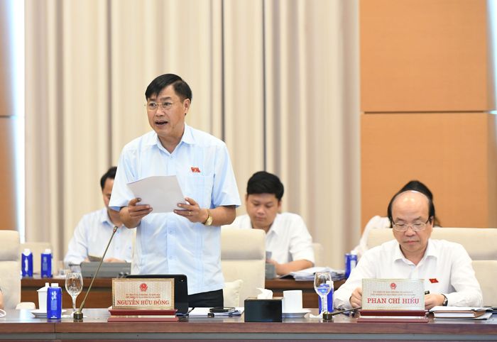 Chủ nhiệm Ủy ban Công tác đại biểu Nguyễn Hữu Đông trình bày Tờ trình về việc ban hành Nghị quyết