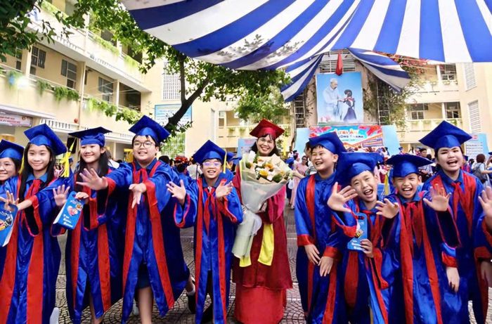 UBND TP. Hồ Chí Minh cũng quy định rõ việc các vấn đề hưởng phụ cấp đối với nhà giáo khi thực hiện thuyên chuyển. Trong ảnh, Cô Lê Thanh Hương - Hiệu trưởng Trường Tiểu học Trần Hưng Đạo cùng học sinh lớp 5 tại Lễ tri ân và trưởng thành cho học sinh