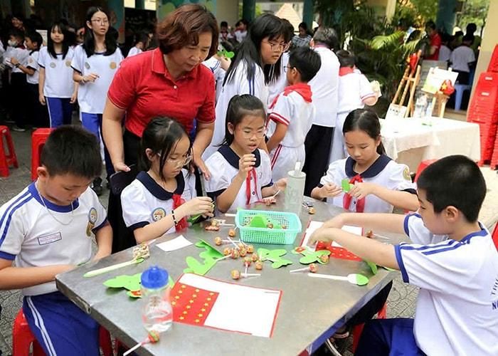TP. Hồ Chí Minh cũng ban hành những quy định riêng về thuyên chuyển nhà giáo. Trong ảnh, một tiết sinh hoạt ngoài trời của học sinh trên địa bàn thành phố