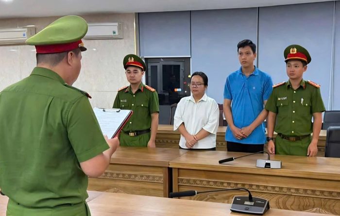 Cơ quan công an tống đạt quyết định bắt tạm giam đối với các đối tượng có hành vi sao chép, phát tán và kinh doanh sách điện tử trái phép trên không gian mạng. Ảnh: CACC