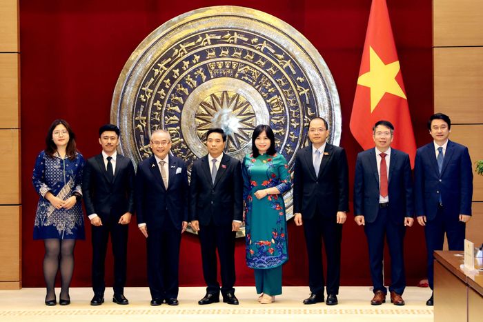 Phó Chủ tịch Quốc hội, Thượng tướng Nguyễn Doãn Anh chụp hình lưu niệm cùng Tổng Thư ký Đại hội đồng Liên Nghị viện Hiệp hội các quốc gia Đông Nam Á Chem Widhya