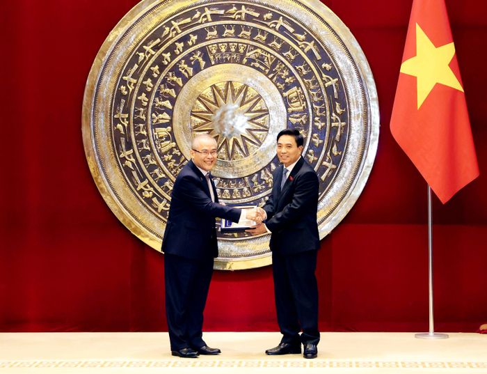 Phó Chủ tịch Quốc hội, Thượng tướng Nguyễn Doãn Anh tặng quà Tổng Thư ký Đại hội đồng Liên Nghị viện Hiệp hội các quốc gia Đông Nam Á Chem Widhya