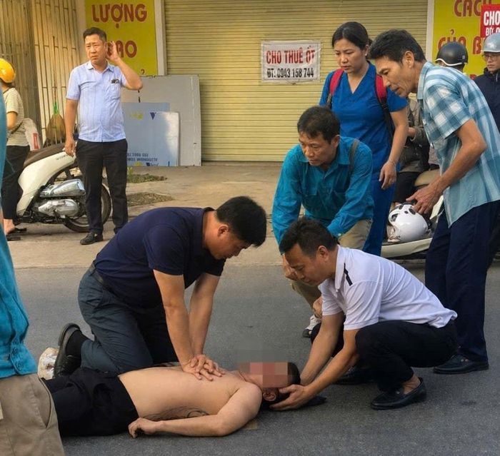 Bác sĩ Nguyễn Anh Tú- Phó Giám Đốc Bệnh viện ĐKKV Tây Bắc Nghệ An ép tim cứu nạn nhân qua cơn nguy kịch. Ảnh: BVCC