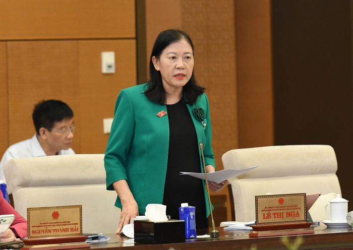 Chủ nhiệm Ủy ban Dân nguyện và Giám sát Lê Thị Nga trình bày báo cáo