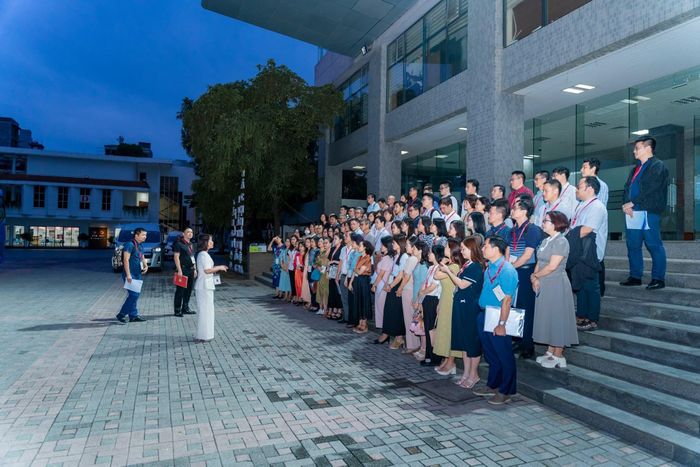 PGS.TS. Vũ Thị Hiền - Phó Hiệu trưởng trường Đại học Ngoại Thương trao đổi cùng đoàn công tác tham gia thực hiện nhiệm vụ kiểm tra công tác tổ chức coi thi Kỳ thi tốt nghiệp THPT năm 2026