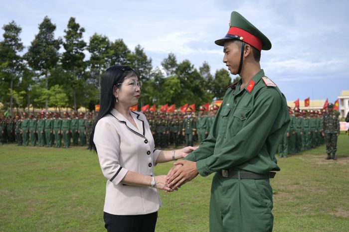 Phó Bí thư Tỉnh ủy, Chủ tịch Ủy ban MTTQ Việt Nam tỉnh An Giang Trần Thị Thanh Hương động viên chiến sĩ mới. Ảnh: Phương Vũ