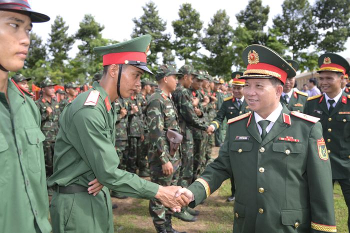 Chỉ huy trưởng Bộ CHQS tỉnh An Giang, Thiếu tướng Nguyễn Văn Hùng động viên chiến sĩ mới. Ảnh: Phương Vũ