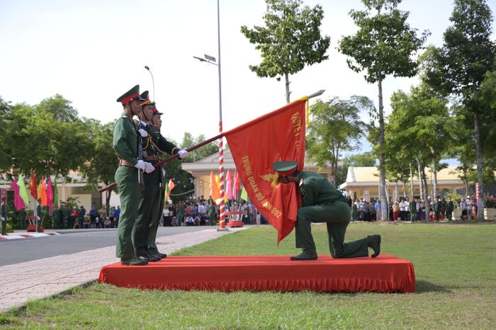 Chiến sĩ thực hiện nghi thức hôn Quân kỳ Quyết thắng. Ảnh: Phương Vũ