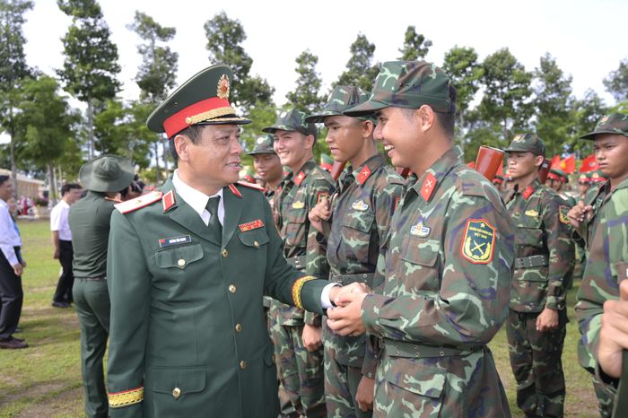 Phó Chính ủy Quân khu 9, Thiếu tướng Huỳnh Văn Ngon động viên chiến sĩ mới. Ảnh: Phương Vũ