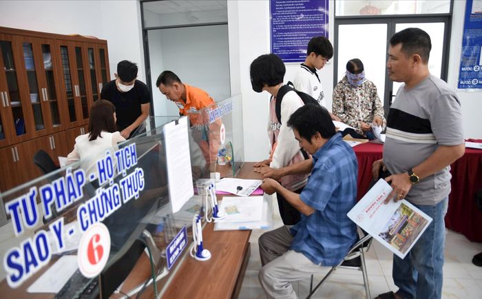 Người dân đi làm thủ tục hành chính tại các phường, xã trên địa bàn TP. Đồng Nai. Ảnh: Văn Dũng