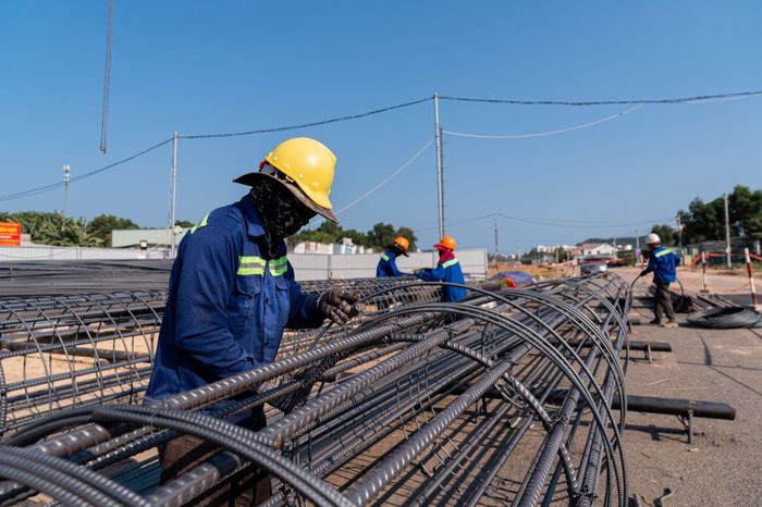 Công nhân nỗ lực làm luôn ngày nghỉ