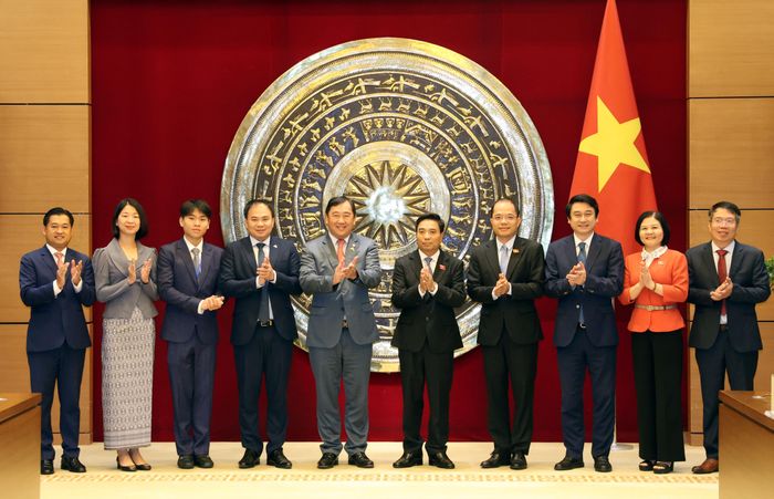 Phó Chủ tịch Quốc hội, Thượng tướng Nguyễn Doãn Anh với Chủ nhiệm Ủy ban Đối ngoại, hợp tác quốc tế và thông tin của Quốc hội Campuchia Suos Yara và các đại biểu