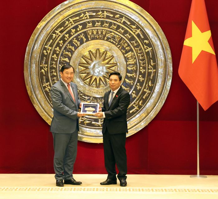 Phó Chủ tịch Quốc hội, Thượng tướng Nguyễn Doãn Anh tặng quà Chủ nhiệm Ủy ban Đối ngoại, hợp tác quốc tế và thông tin của Quốc hội Campuchia Suos Yara