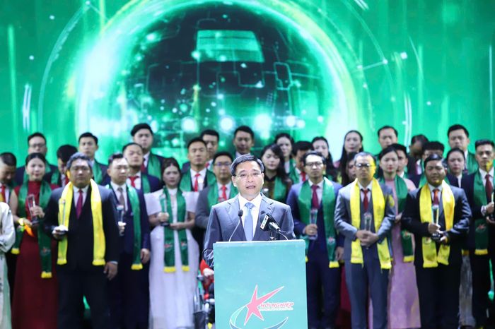 Đồng chí Nguyễn Văn Thắng, Ủy viên Ban Chấp hành Trung ương Đảng, Phó Thủ tướng Chính phủ ghi nhận và biểu dương các gương mặt Doanh nhân trẻ khởi nghiệp xuất sắc năm 2026.
