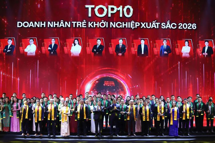 Ban tổ chức trao giải thưởng cho những gương mặt Doanh nhân khởi nghiệp đạt thành tích xuất sắc năm 2026.