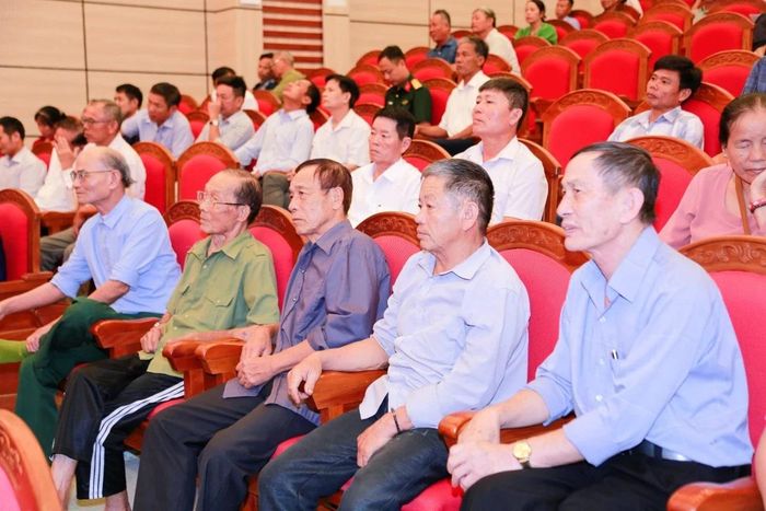 Cử tri tham dự buổi tiếp xúc. Ảnh: Lê Hợi