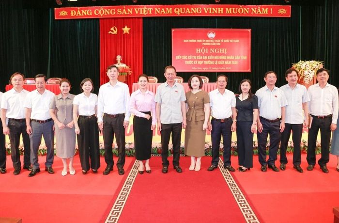 Tổ đại biểu HĐND tỉnh chụp ảnh lưu niệm cùng cử tri. Ảnh: Lê Hợi