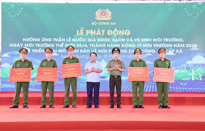 Bộ Công an đã trao quà cho Công an tỉnh và 5 đơn vị Công an cấp xã vùng sâu, vùng xa khó khăn về điều kiện sử dụng nước sạch và vệ sinh môi trường.