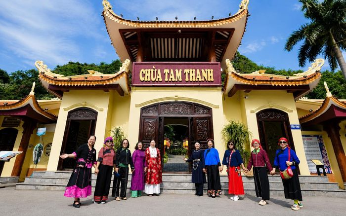 Khách du lịch tại chùa Tam Thanh. Ảnh: Thanh Bình