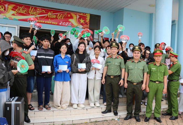 Trung tá Trương Văn Quốc, Trưởng Ban thanh niên Công an tỉnh trao tặng 06 suất học bổng cho các em có hoàn cảnh khó khăn