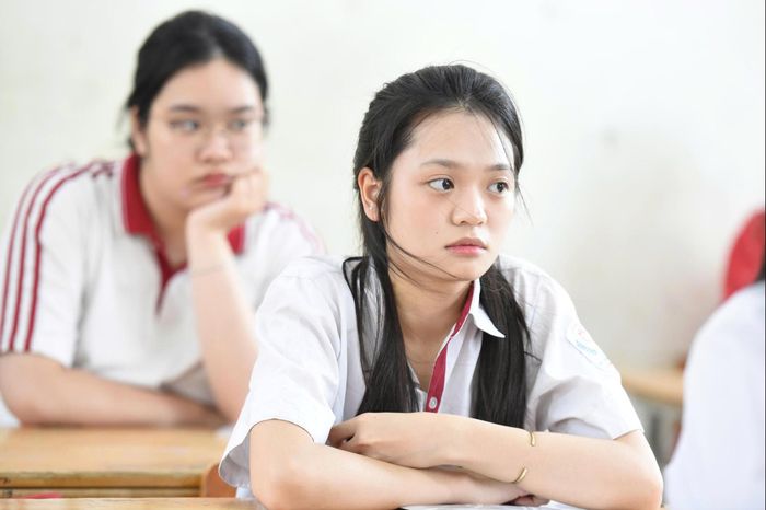 Thí sinh lắng nghe phổ biến quy chế và lưu ý của kỳ thi. Ảnh: Xuân Quý