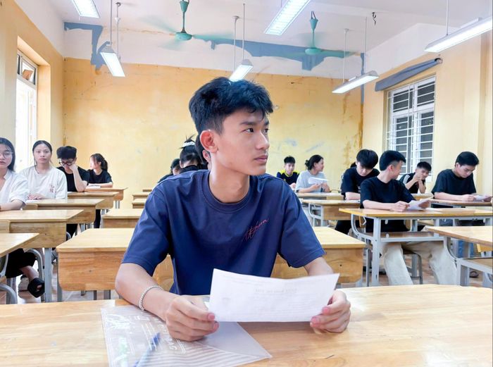 Sau khi hoàn tất thủ tục, các thí sinh được phổ biến quy chế và lưu ý những vật dụng được phép mang vào phòng thi. Ảnh: Nguyễn Liên
