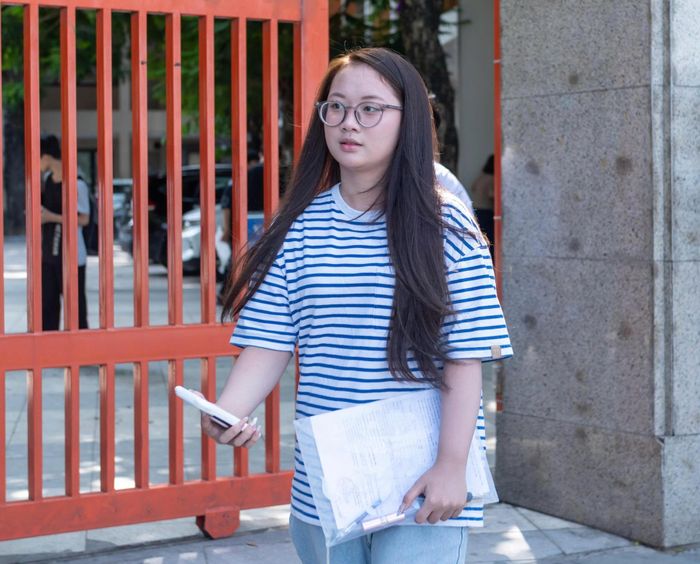 Nguyễn Vũ Huyền Diệu (học sinh Trường THPT Tây Hồ) tại điểm thi THCS Đông Thái cho biết: "Điều em lưu ý nhất sau buổi hôm nay là các quy định về giấy tờ và vật dụng được mang vào phòng thi. Em nghĩ chỉ cần chuẩn bị kỹ những việc nhỏ thì sẽ đỡ áp lực hơn". Ảnh: Mạnh Hưng