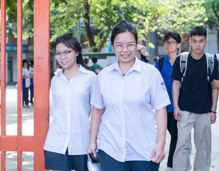 Em Nguyễn Phương Linh tại điểm trường THCS Đông Thái chia sẻ: "Sau buổi phổ biến quy chế, em thấy yên tâm hơn vì được nhắc lại khá kỹ các mốc thời gian và những lưu ý trong phòng thi. Giờ em chỉ tập trung giữ tinh thần thật tốt cho ngày mai". Ảnh: Mạnh Hưng