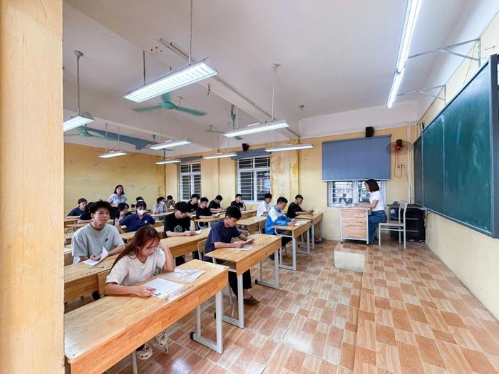 Không khí ngày làm thủ tục diễn ra nghiêm túc, nền nếp. Ảnh: Nguyễn Liên