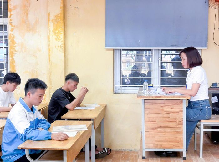 Thí sinh và giám thị cẩn trọng trong từng khâu chuẩn bị để có kỳ thi thuận lợi. Ảnh: Nguyễn Liên