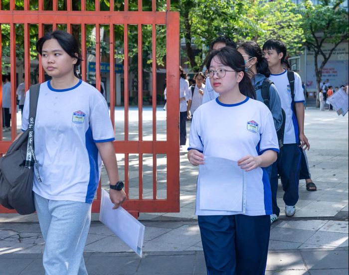 Một số thí sinh cho biết cảm giác hồi hộp đã giảm sau khi trực tiếp đến điểm thi và hoàn tất thủ tục. Ảnh: Mạnh Hưng