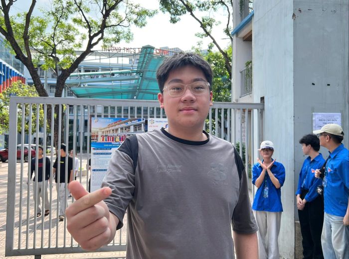 Em Lê Huy Nam (học sinh trường THPT Thực Nghiệm) cho biết "được các thầy cô nhắc nhở kỹ nên em cảm thấy an tâm hơn rất nhiều. Em sẽ cố gắng không để những áp lực bên ngoài ảnh hưởng. Em đã ôn tập khá lâu nên giờ không học thêm quá nhiều nữa, chủ yếu giữ sức khỏe và tinh thần ổn định". Ảnh: Minh Anh