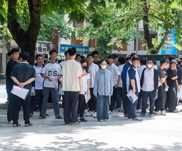 Nụ cười xen lẫn chút hồi hộp của các sĩ tử trước giờ G. Ảnh: Mạnh Hưng