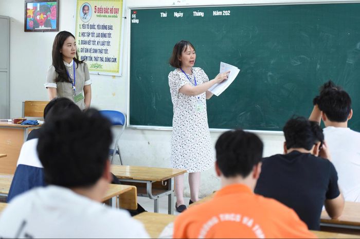 Giám thị phổ biến quy chế thi cho thí sinh. Ảnh: Xuân Quý