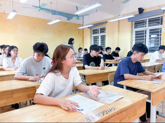 Mỗi tấm giấy báo dự thi mang theo nhiều kỳ vọng phía trước. Ảnh: Nguyễn Liên