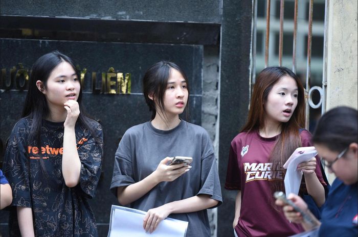 Từ sớm, thí sinh có mặt tại điểm thi để hoàn tất thủ tục dự thi tốt nghiệp THPT. Ảnh: Xuân Quý