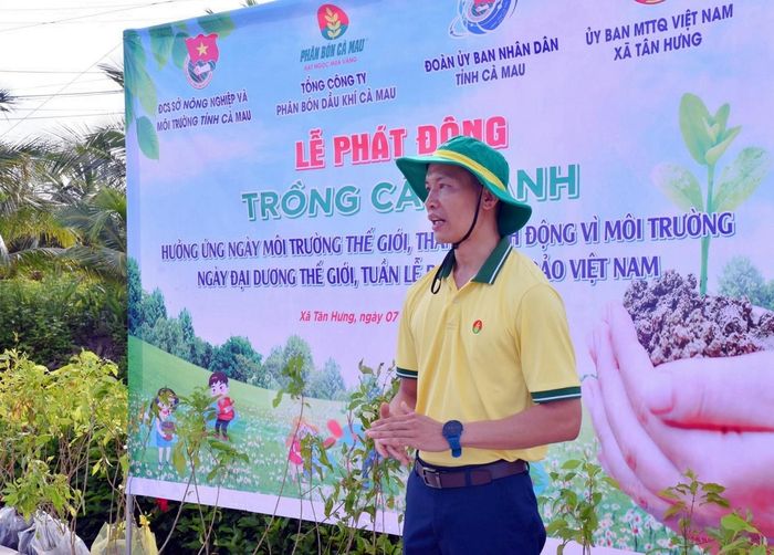 Bí thư Đoàn Thanh niên PVCFC Nguyễn Văn Tú cho biết, hoạt động trồng cây là một trong những chương trình thiết thực được đơn vị duy trì thường xuyên. Ảnh: PVCFC