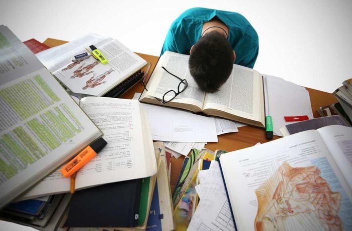 Một giấc ngủ chất lượng sẽ giúp não bộ phục hồi tốt hơn nhiều so với việc cố gắng học thêm vài giờ trong trạng thái mệt mỏi