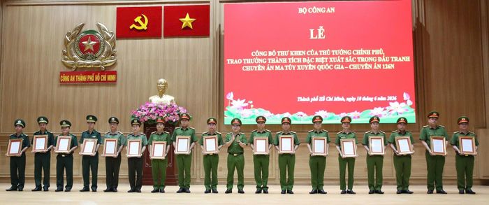 Bộ Công an công bố thư khen của Thủ tướng Chính phủ và trao thưởng cho các tập thể có thành tích xuất sắc trong đấu tranh Chuyên án 126N.