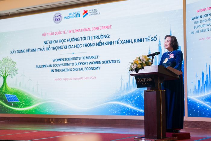 Chủ tịch Hội Nữ trí thức Việt Nam GS.TS. Lê Thị Hợp chia sẻ tại Hội thảo.