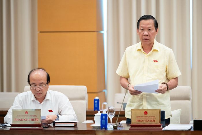 Chủ nhiệm Ủy ban Tài chính và Ngân sách Phan Văn Mãi trình bày Báo cáo thẩm tra dự thảo Nghị quyết