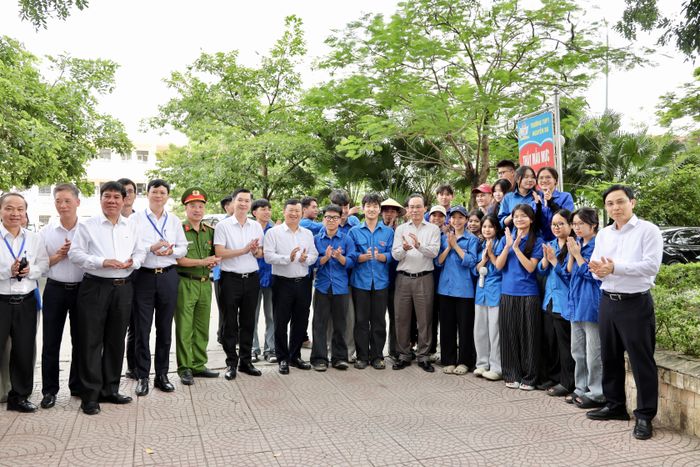 Bộ trưởng Hoàng Minh Sơn cùng đoàn công tác của Bộ GD-ĐT động viên lực lượng tình nguyện hỗ trợ tại Điểm thi Trường THPT Nguyễn Du - Thanh Oai