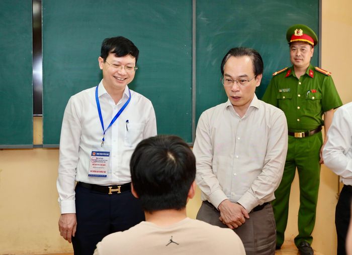 Bộ trưởng Hoàng Minh Sơn cùng Giám đốc Sở GD-ĐT Hà Nội Nguyễn Văn Hiền động viên thí sinh.