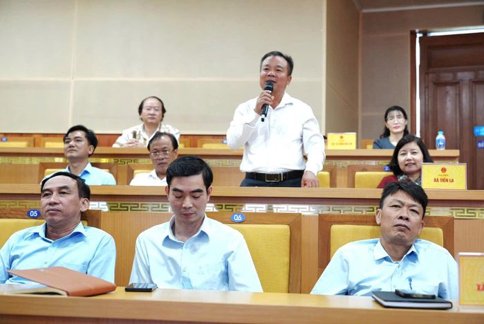 Đại biểu đặt câu hỏi thảo luận đối với Báo cáo viên