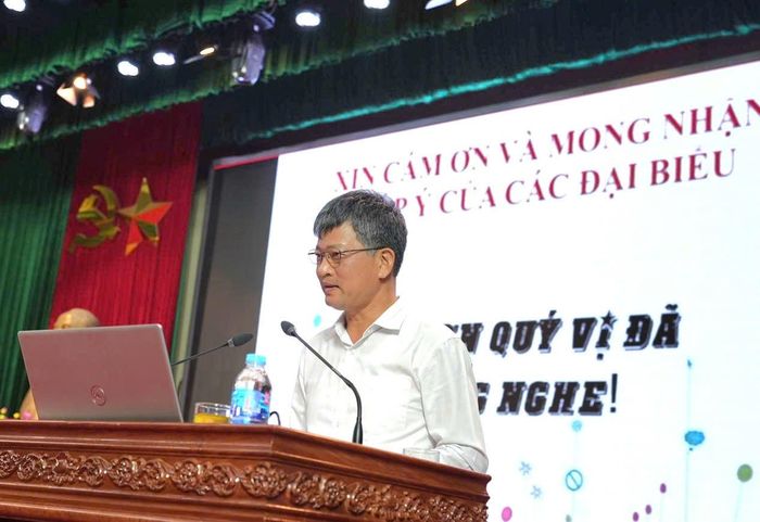 Phó Chủ tịch Thường trực HĐND tỉnh Lê Xuân Tiến phát biểu khai mạc hội nghị
