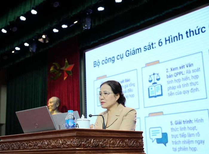 Báo cáo viên trình bày chuyên đề tại hội nghị