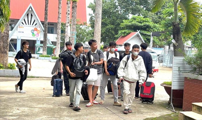 76 học sinh lớp 12 của Trường THCS và THPT Đắk Lua được hỗ trợ vượt rừng hơn 60km đến điểm thi tốt nghiệp