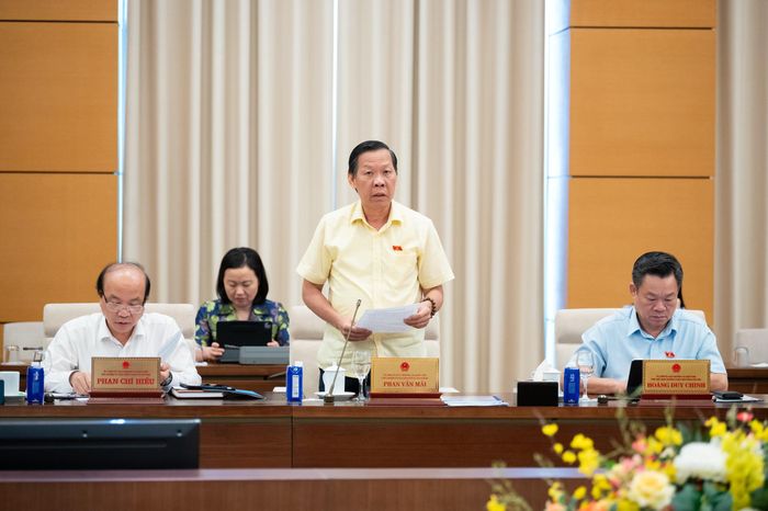 Chủ nhiệm Ủy ban Kinh tế và Tài chính Phan Văn Mãi trình bày Báo cáo