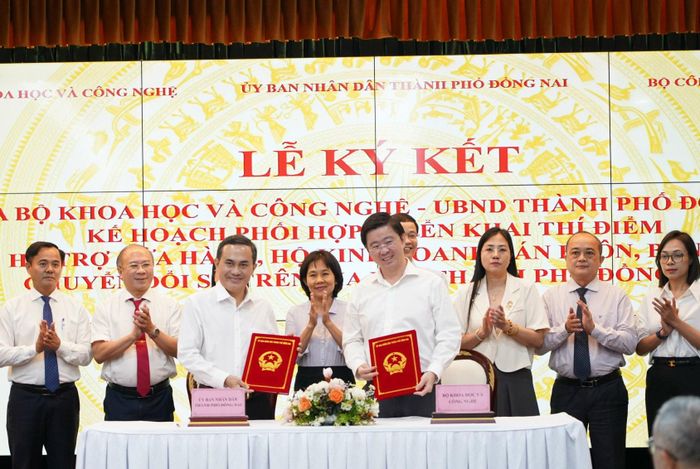 Thứ trưởng Bộ Khoa học và Công nghệ Bùi Hoàng Phương và Phó Chủ tịch UBND thành phố Đồng Nai Lê Trường Sơn trao bản ký kết