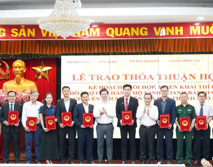 Thứ trưởng Bộ Khoa học và Công nghệ Bùi Hoàng Phương và Phó Chủ tịch UBND thành phố Đồng Nai Lê Trường Sơn trao bản ghi nhớ thí điểm hỗ trợ chuyển đổi số cho các cửa hàng, hộ kinh doanh bán buôn, bán lẻ chuyển đổi số trên địa bàn thành phố Đồng Nai